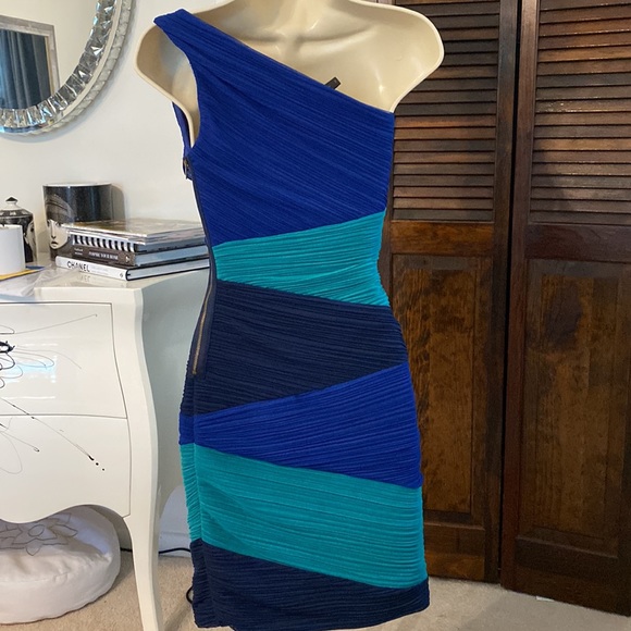 BCBGMAXAZRIA Size XS one shoulder cocktail dress. Used once. Colors are vibrant - Picture 4 of 12